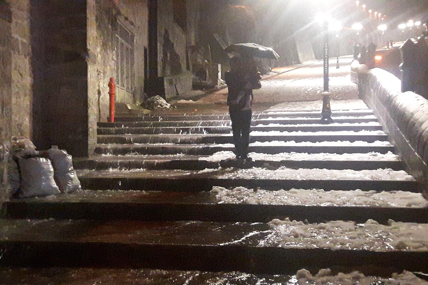 Bitlis'te yoğun kar yağışı ve fırtına uyarısı